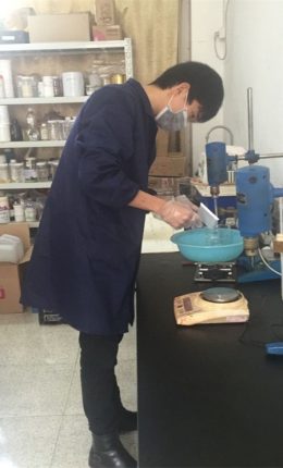 Peser avec précision le composant diazo